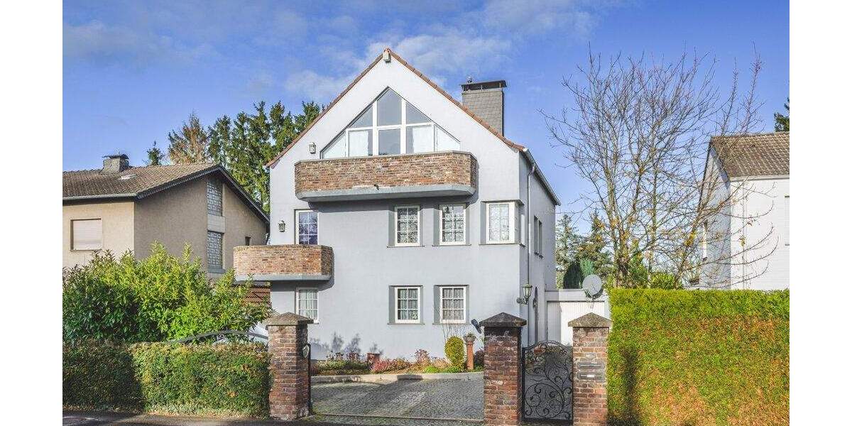 Exklusives Zweifamilienhaus mit 2 Garagen, großzügigem Grundstück und sonnigem Garten in sehr begehrter Lage 5 zimmer