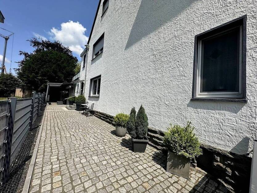 **ZUHAUSE für zwei Familien oder eine Großfamilie auf TRAUMgrundstück und Platz für viele PKW**