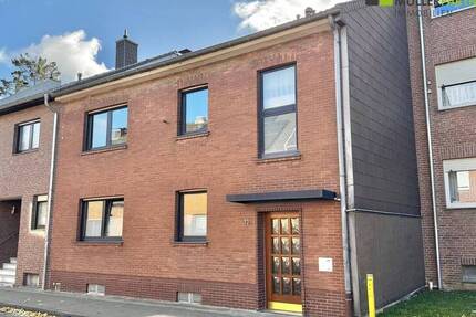 Großzügiges Ein-Zweifamilienhaus mit Garten, 2 Garagen und vielseitigem Raumkonzept in Dürwiß 7 zimmer