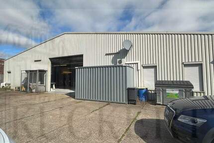 Gewerbehalle mit Parkplätzen zimmer