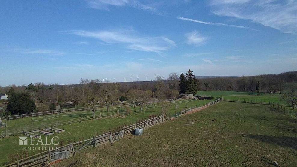 Vierkanthof mit Blick auf Wiesen und Felder