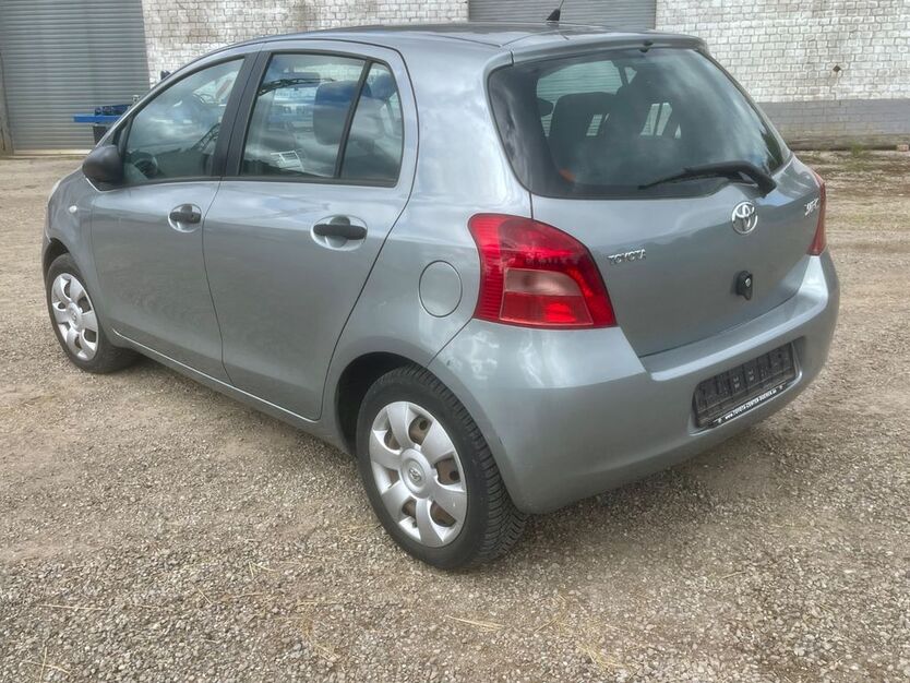 Toyota Yaris 86.000 km 2.850 € Eschweiler 52249