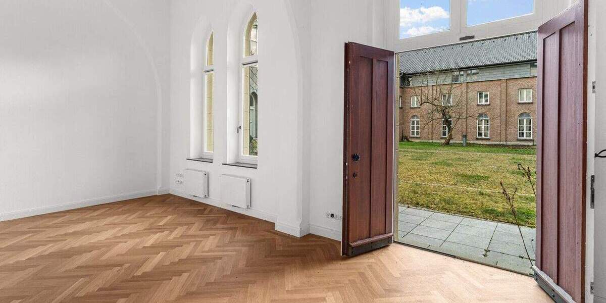 Denkmalgeschützte Erdgeschosswohnung mit Empore, Fischgrätparkett und Loftgefühl 2 zimmer