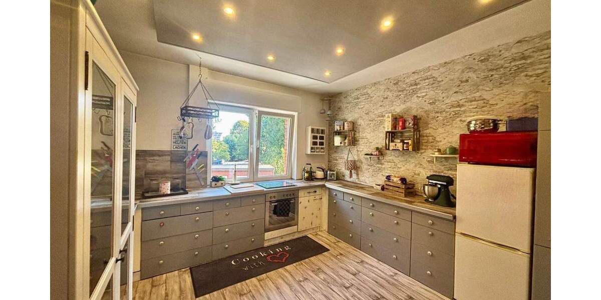 Reiheneckhaus - mit großem Garten - 899 m² Grundstück - zwei Garagen - in guter Lage von Kohlscheid (Herzogenrath) - derzeit an zwei Mieter vermietet 7 zimmer