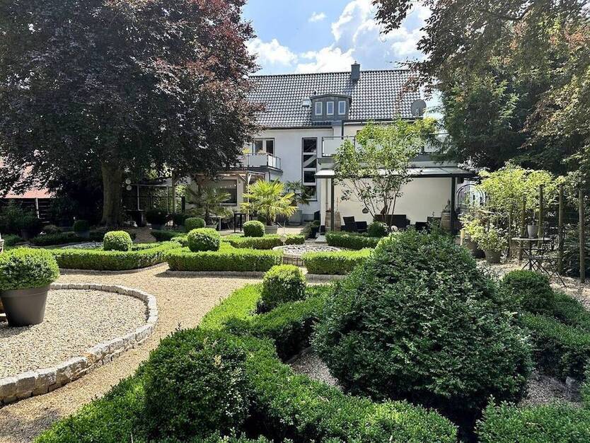 **ZUHAUSE für zwei Familien oder eine Großfamilie auf TRAUMgrundstück und Platz für viele PKW**
