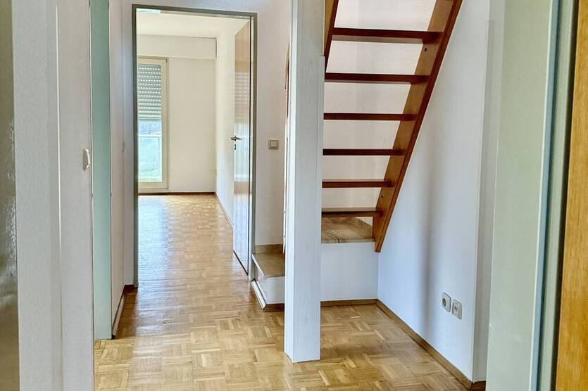 *** WEDOW *** Zweifamilienhaus mit Balkon, Garten & Stellplätzen – Wohnen & Investieren