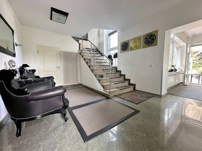**ZUHAUSE für zwei Familien oder eine Großfamilie auf TRAUMgrundstück und Platz für viele PKW**
