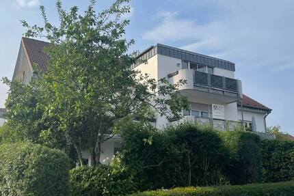 Gemütliche Dachgeschoßwohnung mit Balkon und Carport Stellplatz