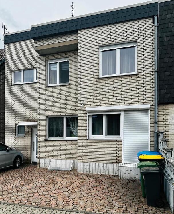 Mehrgenerationenhaus in Düren, 200 m², Garten & Stellplätze