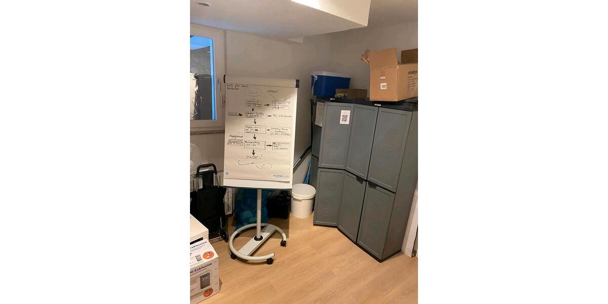 helle und geräumige PraxisBüro zimmer