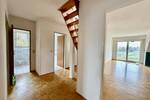 *** WEDOW *** Zweifamilienhaus mit Balkon, Garten & Stellplätzen – Wohnen & Investieren