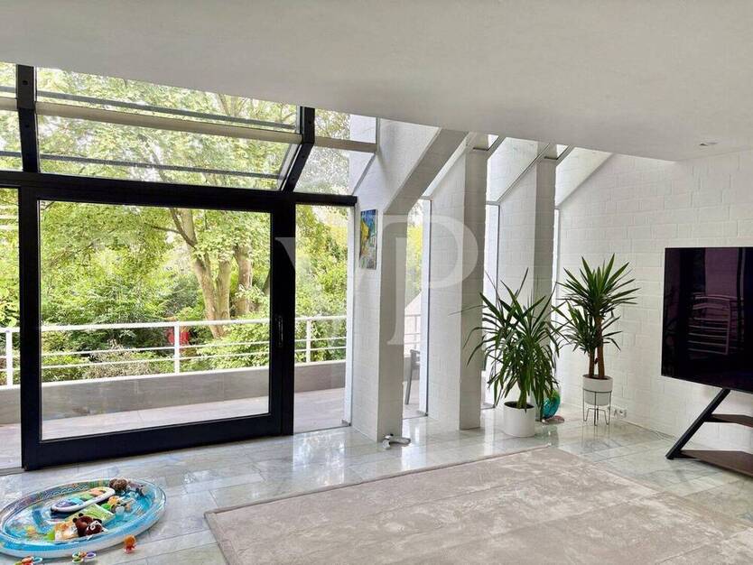 Einzigartiges Architektenhaus - Markante Doppelhaushälfte mit schönem Garten