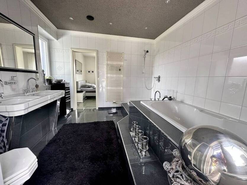 **ZUHAUSE für zwei Familien oder eine Großfamilie auf TRAUMgrundstück und Platz für viele PKW**