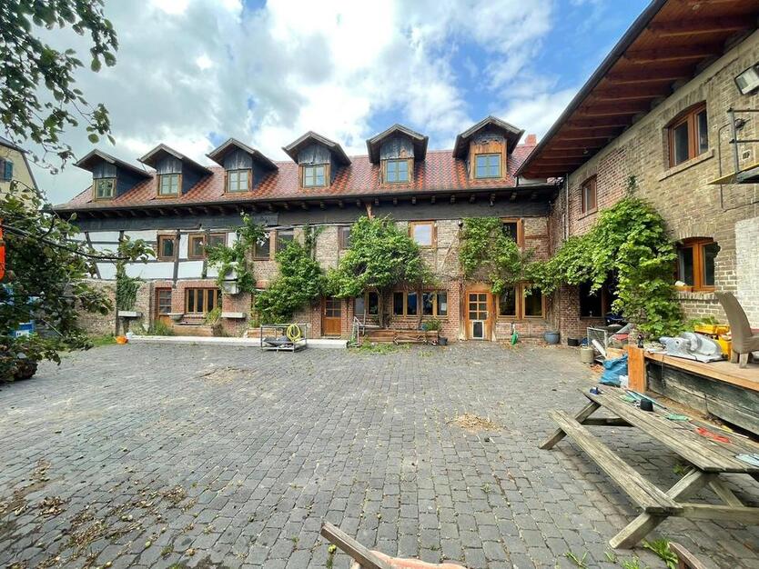 Hofanlage mit 2.800 m² Grundstück, grosse Hallenflächen