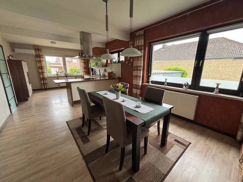 Großzügiger, freistehender Bungalow mit zwei Doppelgaragen, Werkhalle und Aussicht ins Grüne