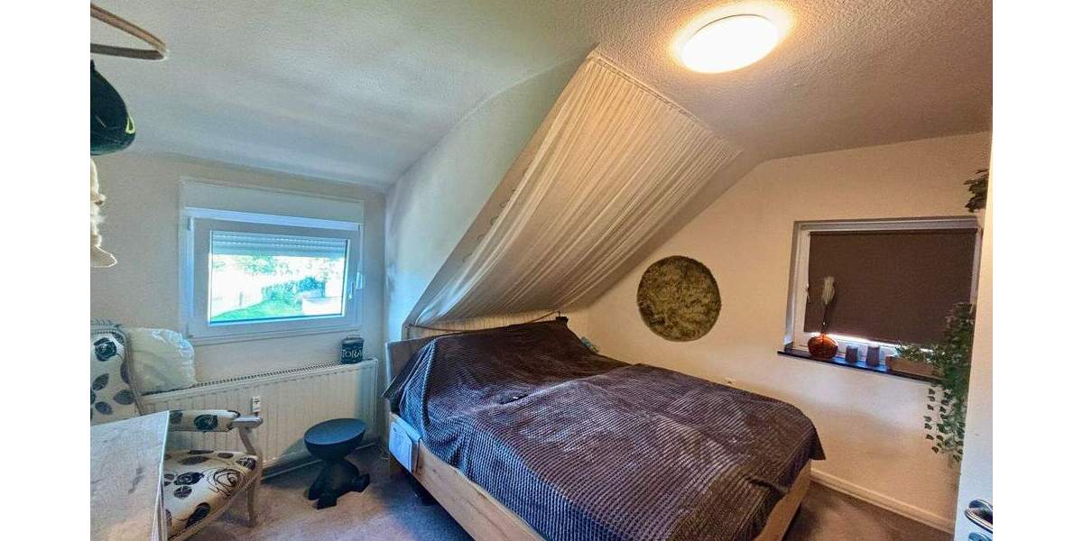 Reiheneckhaus - mit großem Garten - 899 m² Grundstück - zwei Garagen - in guter Lage von Kohlscheid (Herzogenrath) - derzeit an zwei Mieter vermietet 7 zimmer