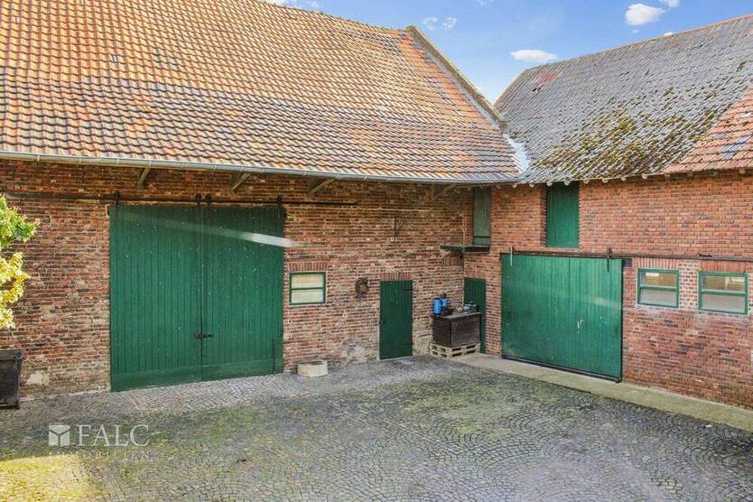 Vierkanthof mit Blick auf Wiesen und Felder