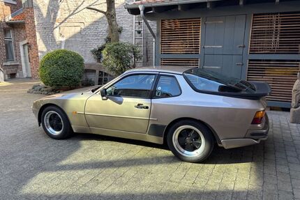 Porsche 944