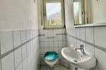 *** WEDOW *** Zweifamilienhaus mit Balkon, Garten & Stellplätzen – Wohnen & Investieren