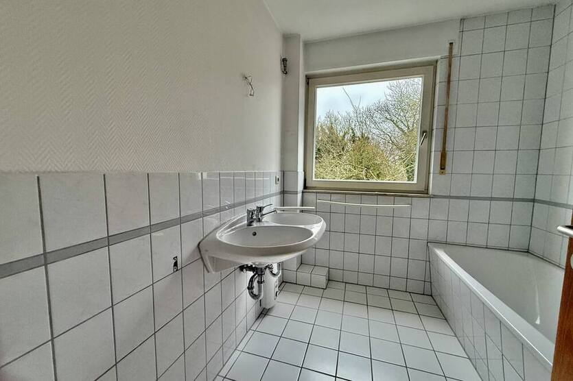 *** WEDOW *** Zweifamilienhaus mit Balkon, Garten & Stellplätzen – Wohnen & Investieren