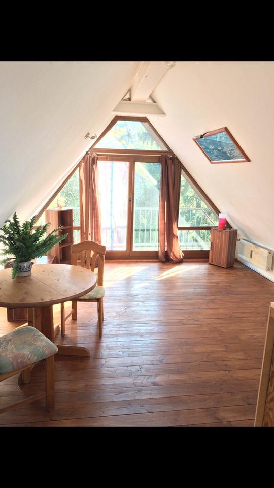 1-Zimmer Apartment im Dachgeschoss mit kleinem Balkon zimmer