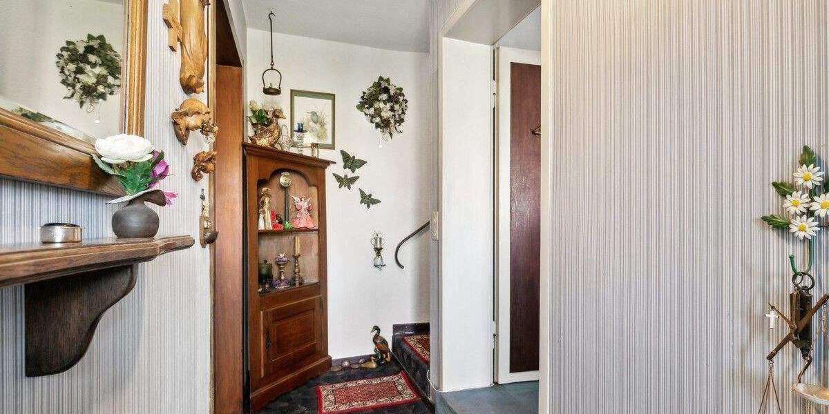 Freistehende und potentialreiche Doppelhaushälfte auf weitläufigem Grundstück (Süd-West-Ausrichtung) 3 zimmer