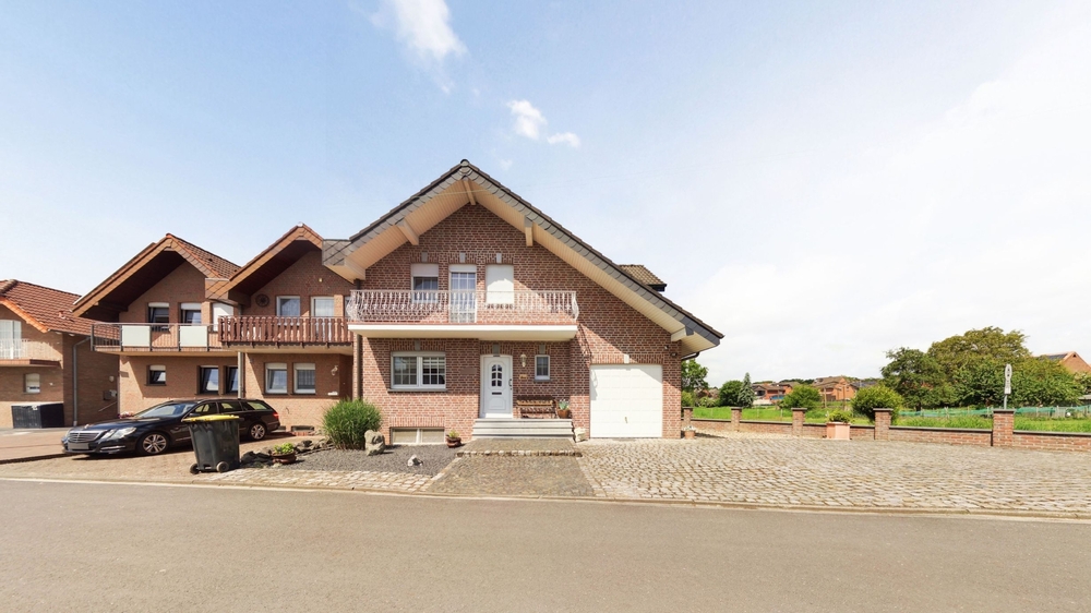 3D: Familienglück in ruhiger Lage - Sehr gepflegtes Einfamilienhaus mit Kamin, Balkon und viel Platz - Reihenendhaus Gangelt | Angebot:26777849