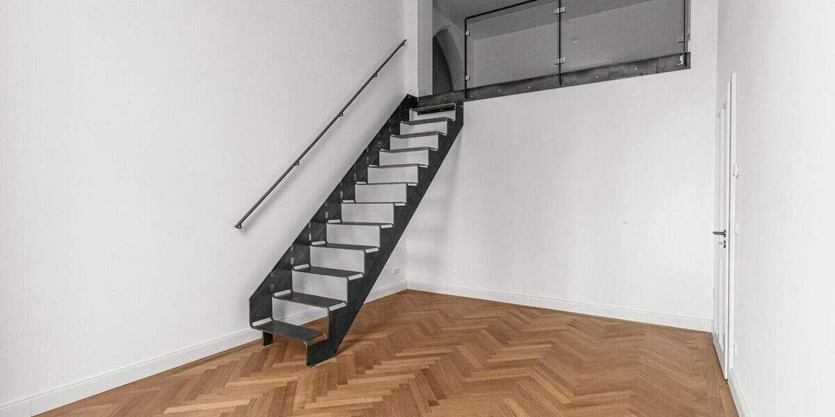 Denkmalgeschützte Erdgeschosswohnung mit Empore, Fischgrätparkett und Loftgefühl 2 zimmer