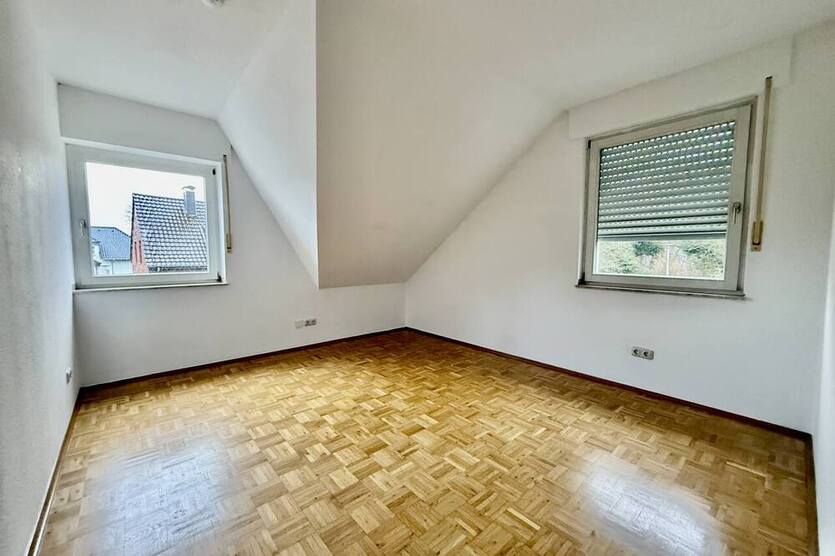 *** WEDOW *** Zweifamilienhaus mit Balkon, Garten & Stellplätzen – Wohnen & Investieren