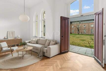 Denkmalgeschützte Erdgeschosswohnung mit Empore, Fischgrätparkett und Loftgefühl 2 zimmer