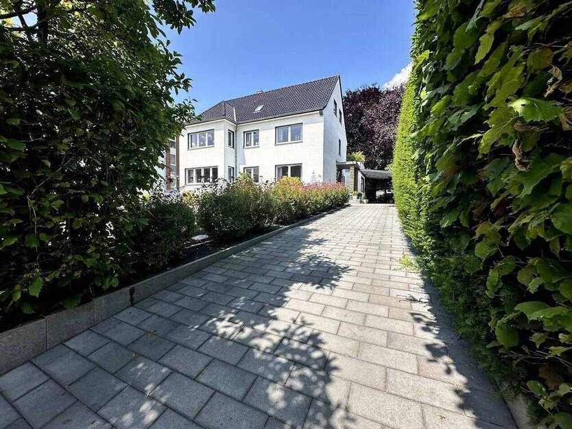 **ZUHAUSE für zwei Familien oder eine Großfamilie auf TRAUMgrundstück und Platz für viele PKW**