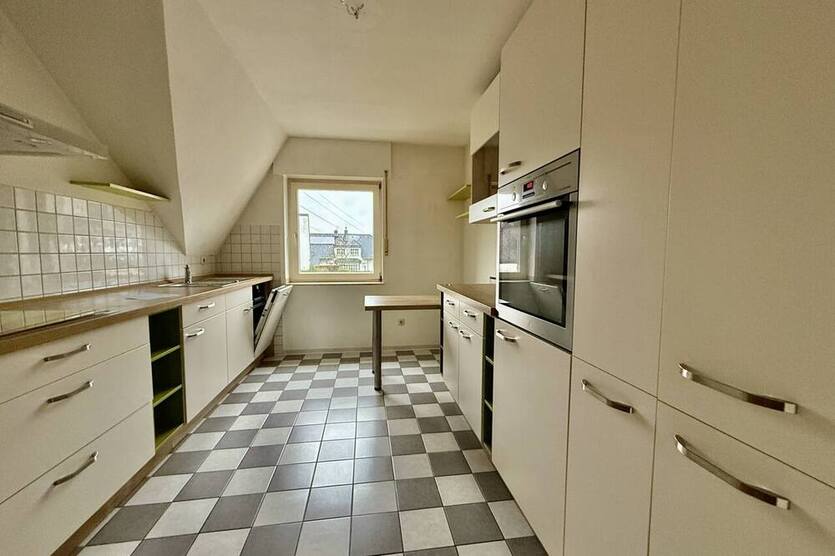 *** WEDOW *** Zweifamilienhaus mit Balkon, Garten & Stellplätzen – Wohnen & Investieren