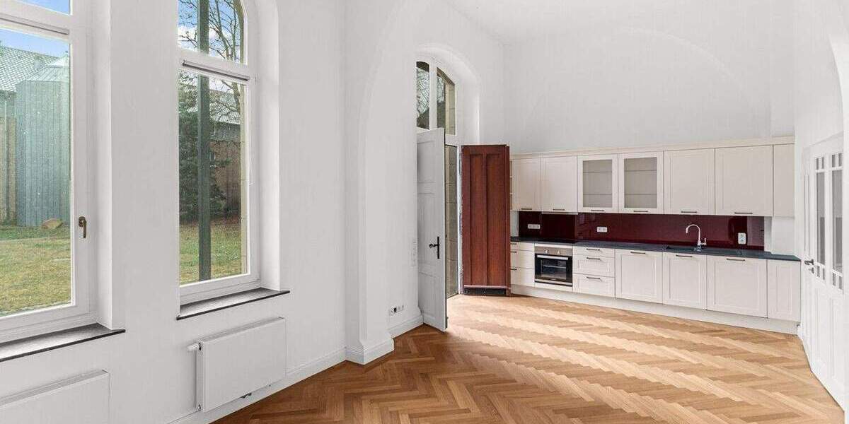 Denkmalgeschützte Erdgeschosswohnung mit Empore, Fischgrätparkett und Loftgefühl 2 zimmer