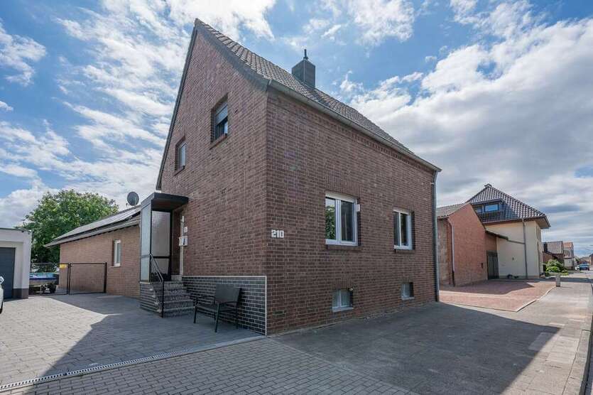 Haus zum Kaufen in Heinsberg Straeten 229.000 € 105 m²