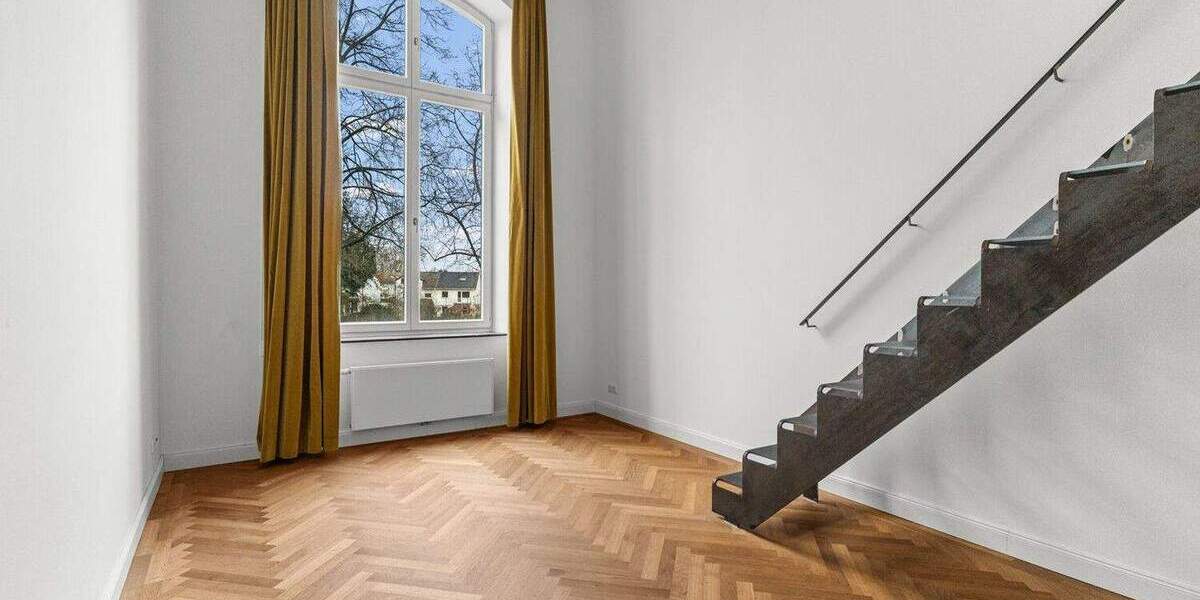 Denkmalgeschützte Erdgeschosswohnung mit Empore, Fischgrätparkett und Loftgefühl 2 zimmer