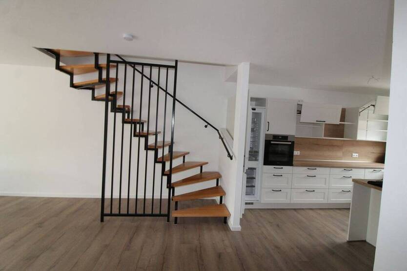 Helle Maisonette-Eigentumswohnung mit Balkon im Zentrum von Übach- Baujahr 1998
