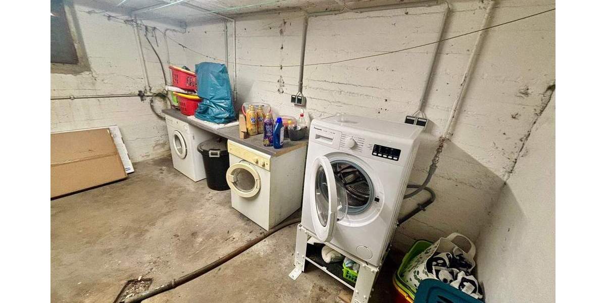 Reiheneckhaus - mit großem Garten - 899 m² Grundstück - zwei Garagen - in guter Lage von Kohlscheid (Herzogenrath) - derzeit an zwei Mieter vermietet 7 zimmer