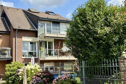 *** WEDOW *** Zweifamilienhaus mit Balkon, Garten & Stellplätzen – Wohnen & Investieren