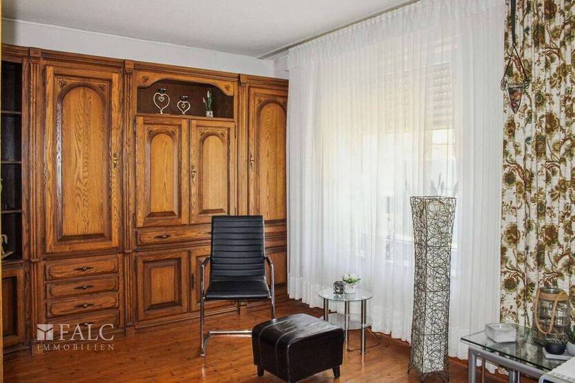 Vierkanthof mit Blick auf Wiesen und Felder