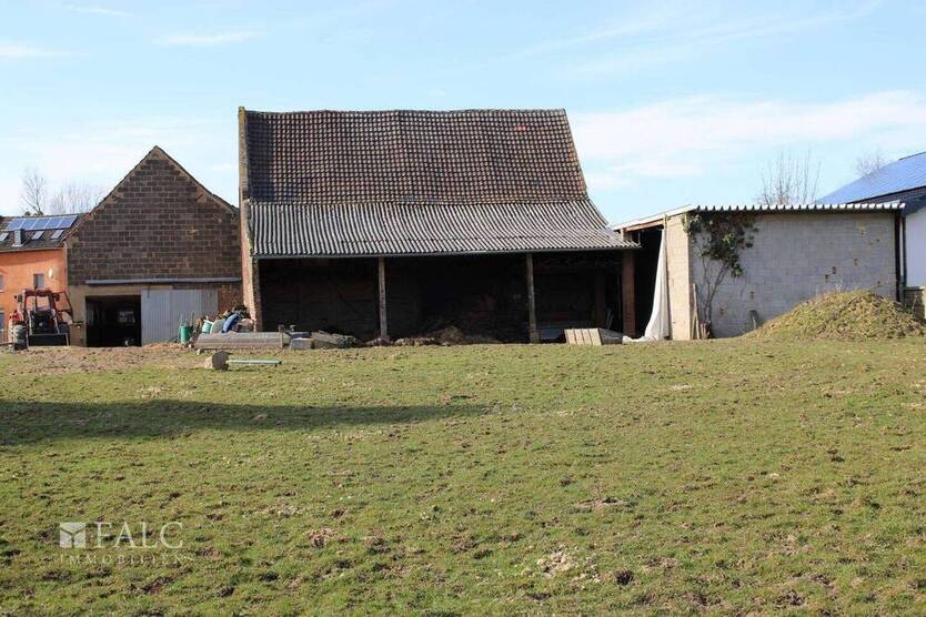 Vierkanthof mit Blick auf Wiesen und Felder