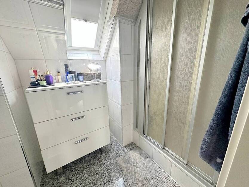 **ZUHAUSE für zwei Familien oder eine Großfamilie auf TRAUMgrundstück und Platz für viele PKW**