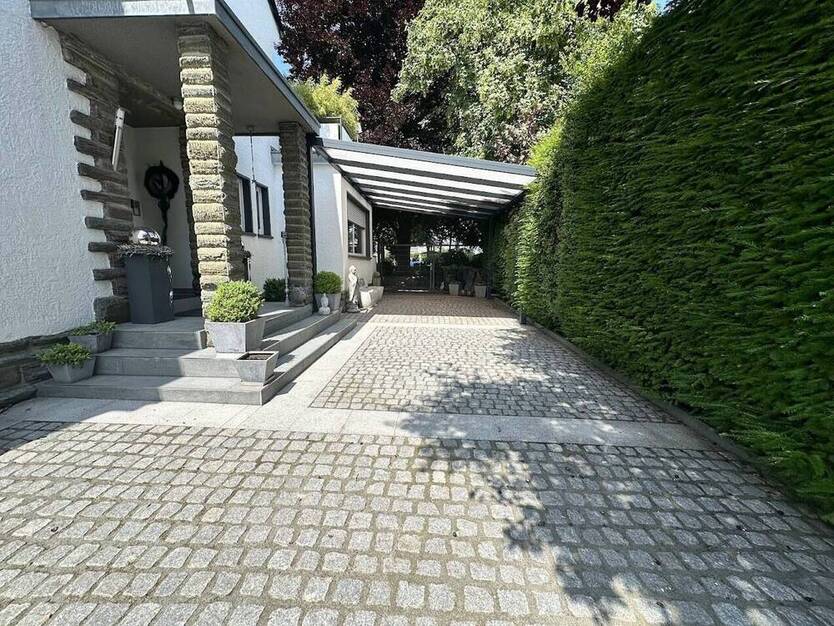 **ZUHAUSE für zwei Familien oder eine Großfamilie auf TRAUMgrundstück und Platz für viele PKW**