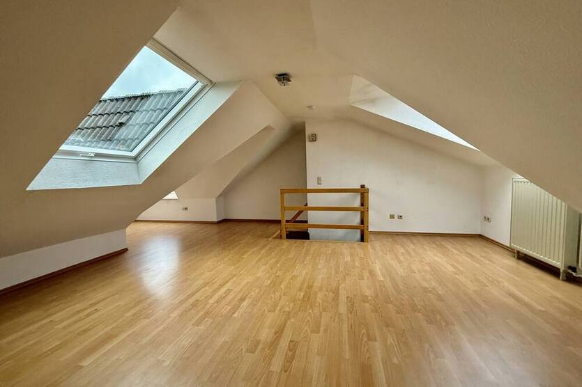 *** WEDOW *** Zweifamilienhaus mit Balkon, Garten & Stellplätzen – Wohnen & Investieren