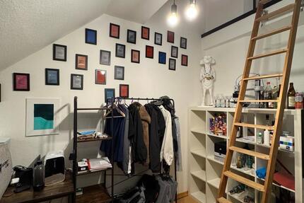 Helle 1-Zimmer-Maisonettewohnung mit Einbauküche zimmer