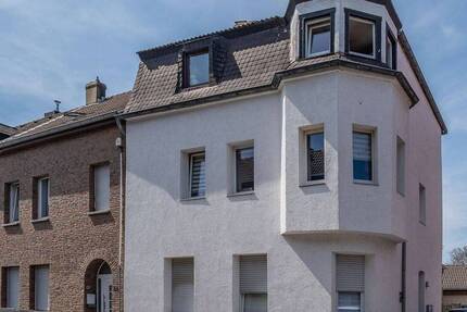Solides Zweifamilienhaus, perfekt geschnitten, mit Balkon, Terrasse und 217 m² Wohnfläche