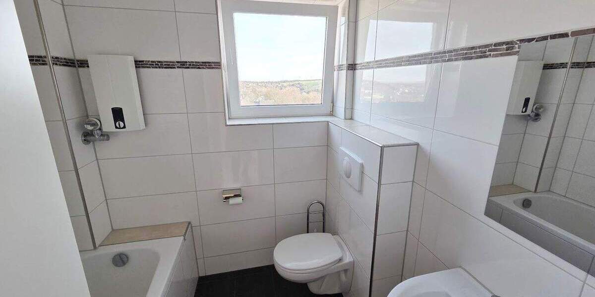 Über den Dächern mit viel Platz zum Entfalten! 3-Zimmer mit Loggia, modernes Bad, Aufzug 3 zimmer