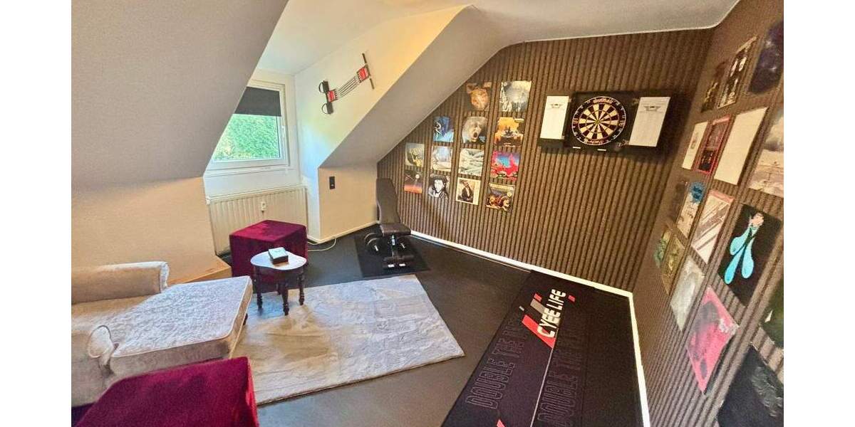 Reiheneckhaus - mit großem Garten - 899 m² Grundstück - zwei Garagen - in guter Lage von Kohlscheid (Herzogenrath) - derzeit an zwei Mieter vermietet 7 zimmer