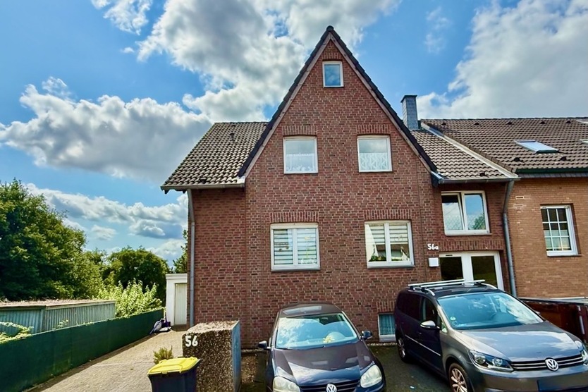*** WEDOW *** Zweifamilienhaus mit Balkon, Garten & Stellplätzen – Wohnen & Investieren