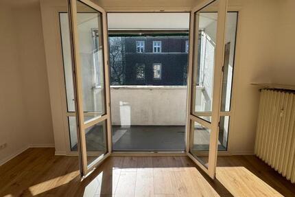 ACHTUNG: Tolle RENOVIERTE 4 Zimmer Wohnung mit Balkon!!
