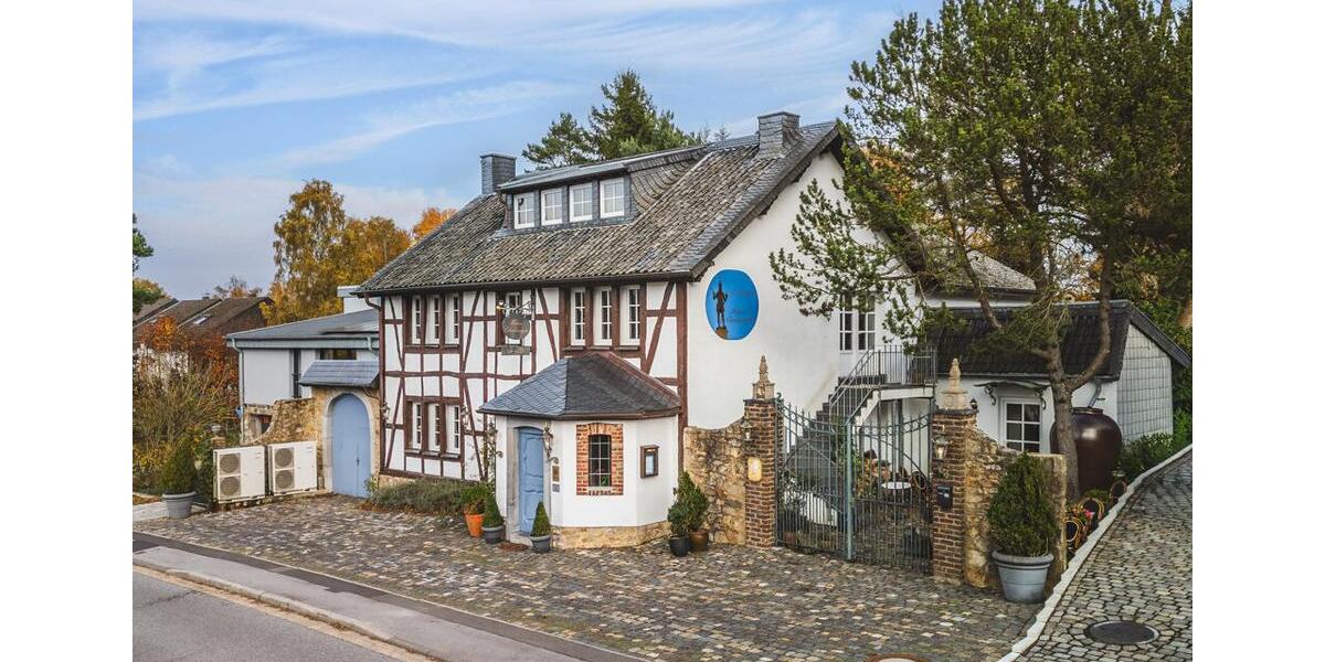 Hochwertig eingerichtetes und vollständig ausgestattetes Traditionsrestaurant mit großem Garten zimmer